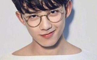 戴上眼镜多了什么气质，戴上眼镜看近处模糊看远处清楚